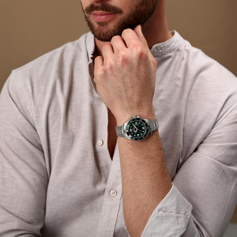 ساعة سيكتور رجالي 43 فضية بميناء أخضر