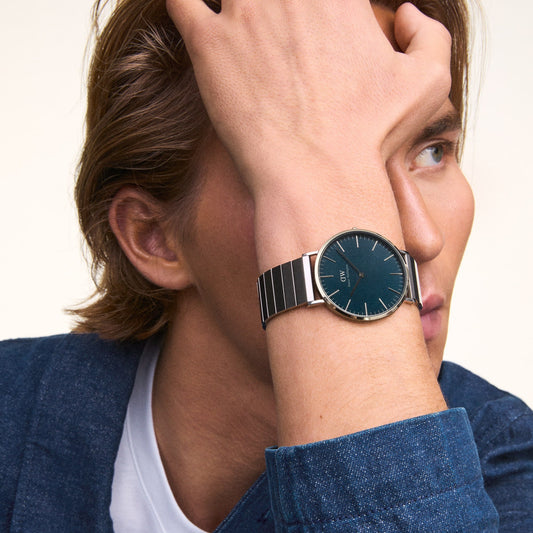 ساعة دانيال ولينغتون 40 بتصميم أنيق ولون أزرق